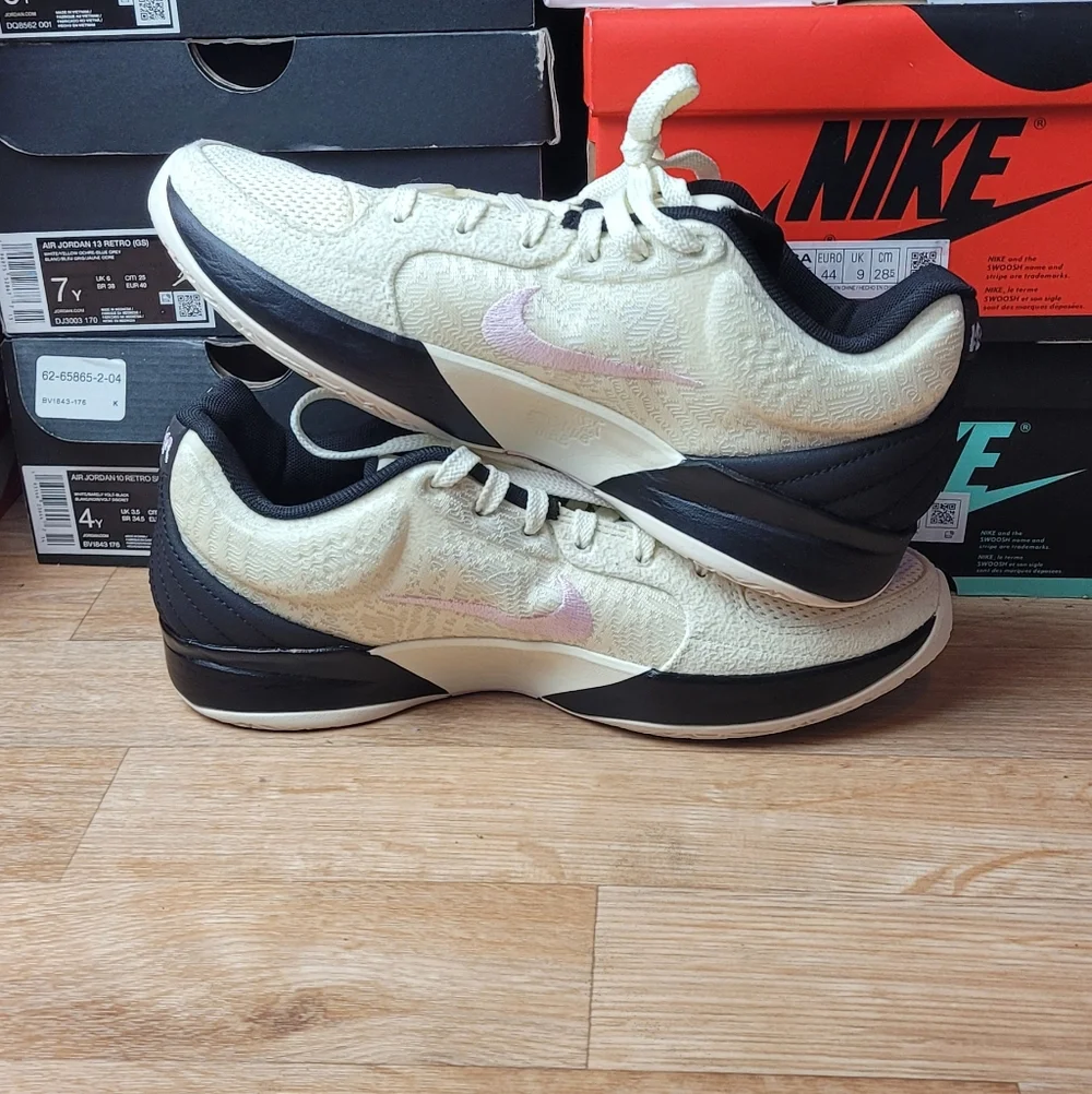 Nike Women's Cream and Pink Athletic Shoes